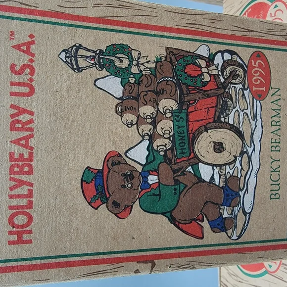 Hollybeary USA Christmas Village Set Of 4 - Picture 15 of 16